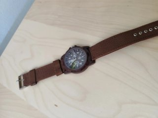 Reloj Marrón Estilo Militar