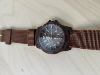 Reloj Marrón Estilo Militar