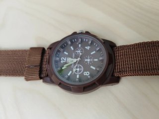 Reloj Marrón Estilo Militar