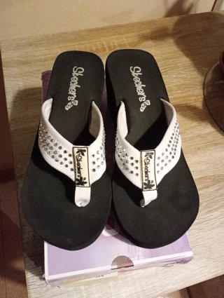 Sandalias Skechers Cuña Blancas y Negras