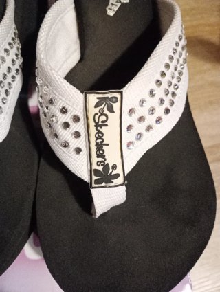 Sandalias Skechers Cuña Blancas y Negras