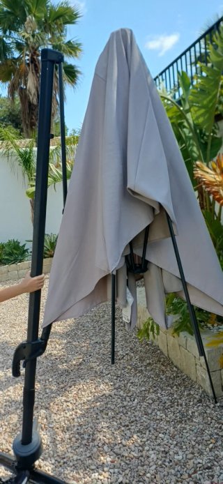Sombrilla de terraza gris...venta en persona...