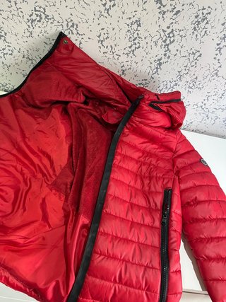 Chaqueta roja acolchada con forro polar