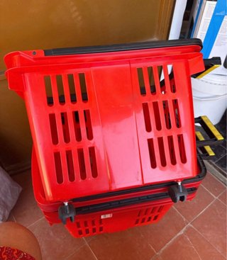 Carros de compra con ruedas y asas