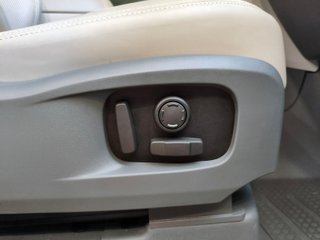 Land Rover Defender 2024