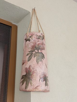 Coppo decorativo con fiori
