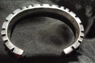 Pulsera de plata vintage con pedrería.