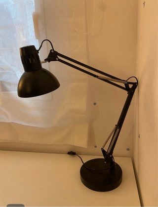 Escritorio blanco con silla y lámpara