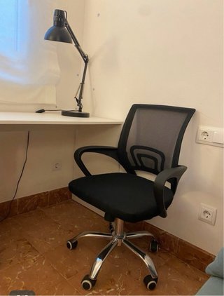 Escritorio blanco con silla y lámpara