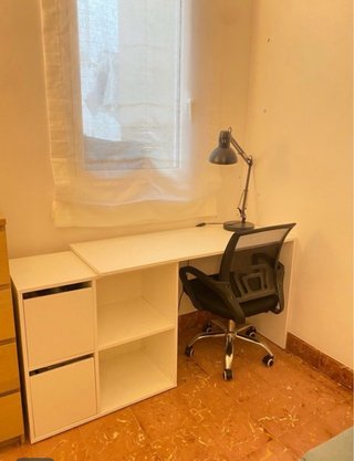 Escritorio blanco con silla y lámpara