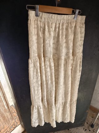 Falda larga de encaje beige