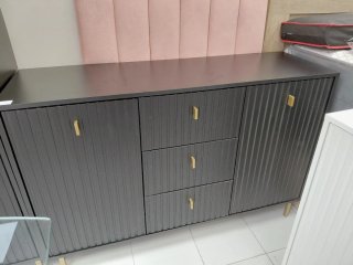 Aparador blanco con detalles dorados