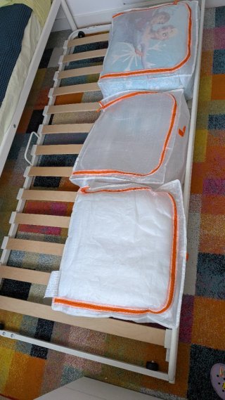 Litera IKEA Blanca y somier supletorio con ruedas