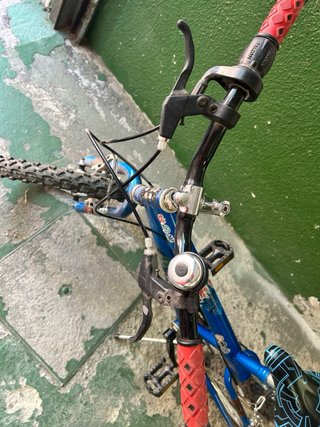 Bicicleta infantil azul como nueva