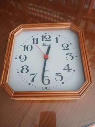 Reloj de pared octogonal de madera