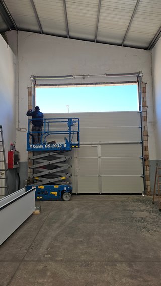 Puerta seccional garaje a medida con motor.