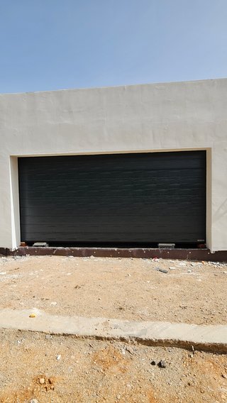 Puerta seccional garaje a medida con motor.