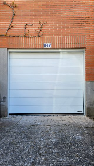 Puerta seccional garaje a medida con motor.