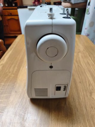 Máquina de coser Alfa Modelo 2204