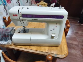 Máquina de coser Alfa Modelo 2204