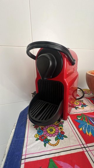 Cafetera Nespresso Inissia Roja