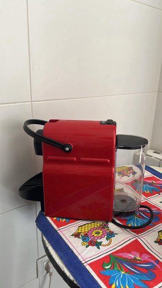 Cafetera Nespresso Inissia Roja