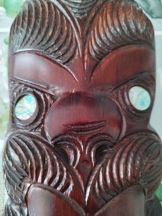 Estatua Tiki Maorí Tallada a Mano
