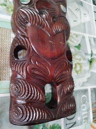Estatua Tiki Maorí Tallada a Mano