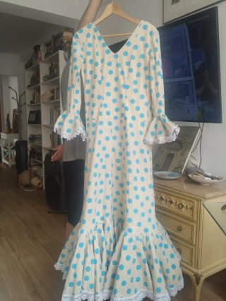 Traje de flamenca beige con lunares azules.
