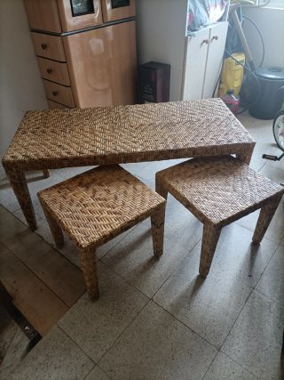 Mesa de porche con 2 taburetes de mimbre