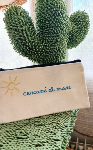Pochette in tessuto con ricamo cercami al mare