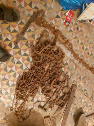 Cadenas antiguas oxidadas