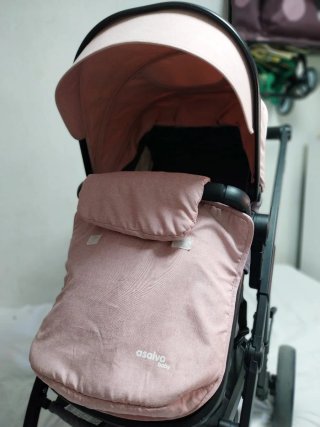 Cochecito de bebé rosa y gris
