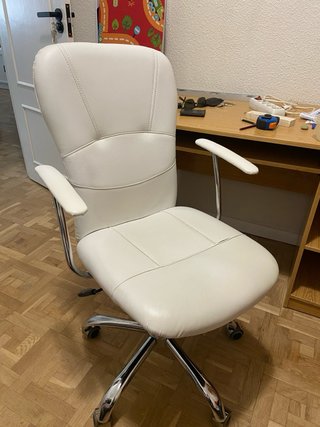 Silla de escritorio blanca y plateada