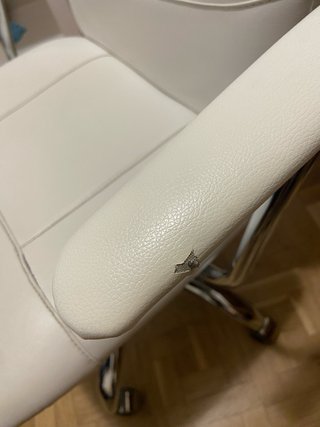 Silla de escritorio blanca y plateada