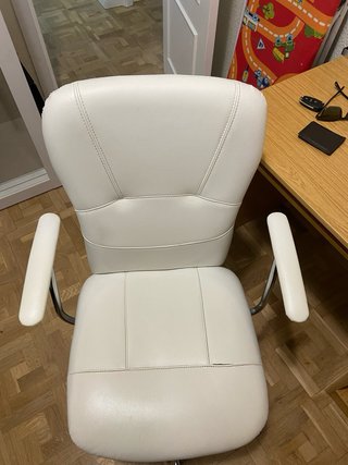 Silla de escritorio blanca y plateada