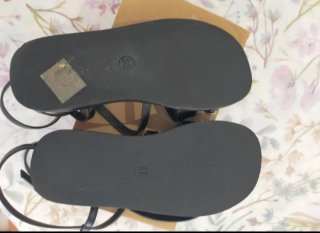 Sandalias negras con detalle plateado