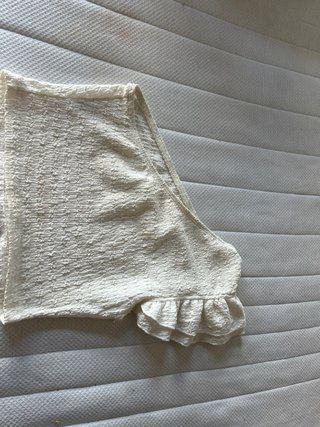 Top blanco Shein con volantes