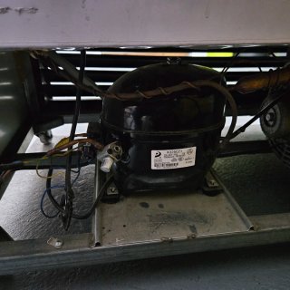 Nevera para reparar o repuestos.