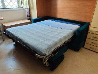 Divano letto blu in velluto