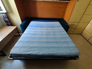 Divano letto blu in velluto