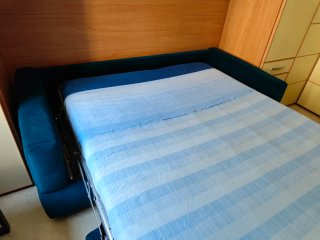 Divano letto blu in velluto