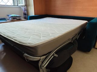 Divano letto blu in velluto