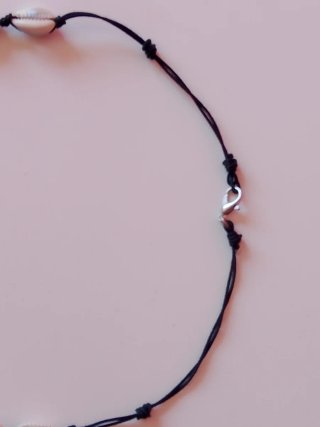 Collar de caracolas y cierre plateado