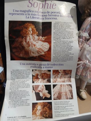 Muñeca de porcelana vintage con vestido rosa