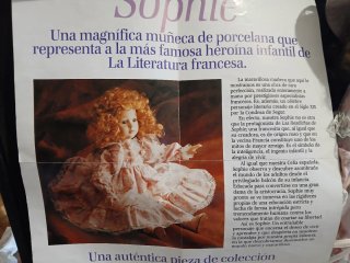 Muñeca de porcelana vintage con vestido rosa