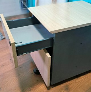 Cajonera de madera con ruedas