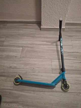 Patinete azul para trucos