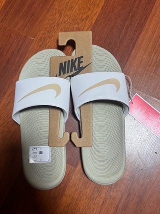 Chanclas Nike Blancas y Doradas