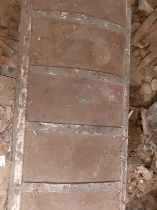 Caja antigua de madera y metal
